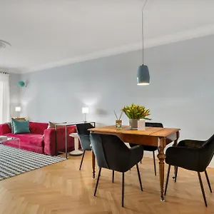 Apartment Cls Zentrale City-wohnung In Mit E-laden Und Tiefgarage, Grosser Balkon, Blick Ueber Hamburg, Parkplatz, Cafe Im Haus, Bushaltestelle Direkt Gegenueber, Flex Check In, Hamburg